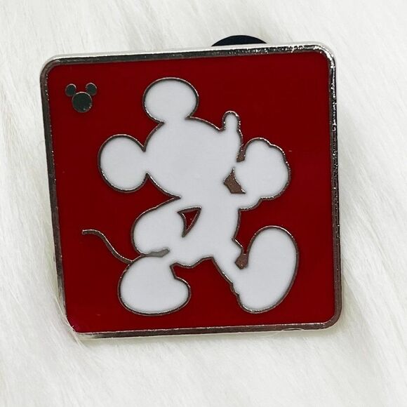🔮 5/$25 Disney Mickey Avenue Pin - Picture 1 of 3